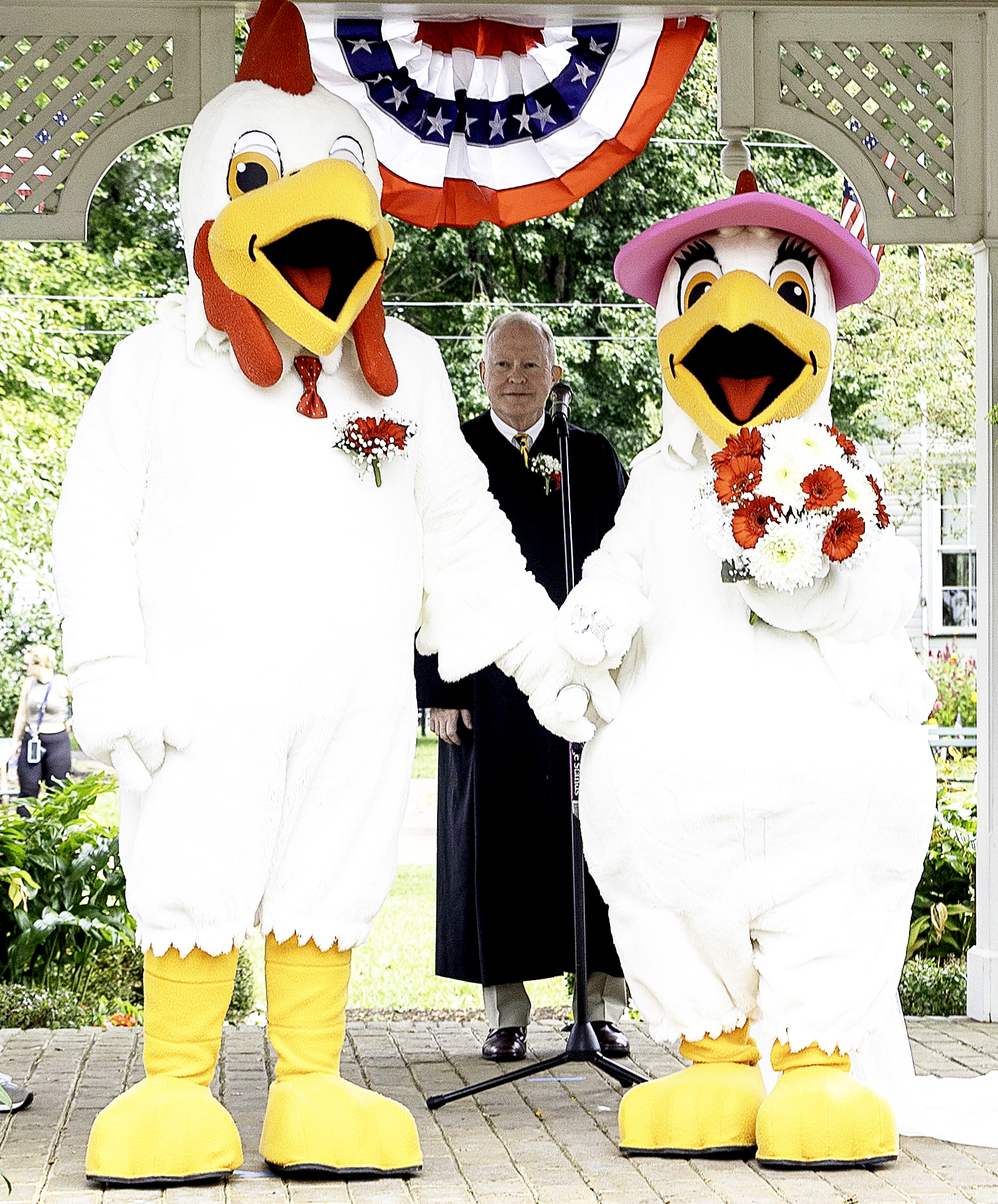 Hundreds celebrate marriage of iconic Rooster to Grace the Hen at Canfield Fair